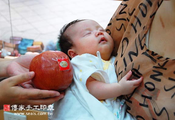 永谷寶寶(新北永和區嬰兒寶寶滿月剃頭理髮、免費嬰兒剃胎毛儀式吉祥話)。中國風會場，爸媽寶貝免費穿「日中韓」古裝禮服。專業拍照、DVD光碟、證書。★購買「臍帶章、肚臍章、胎毛筆刷印章」贈送：剃頭、收涎、抓周，三選一。 2015.11.17 照片8